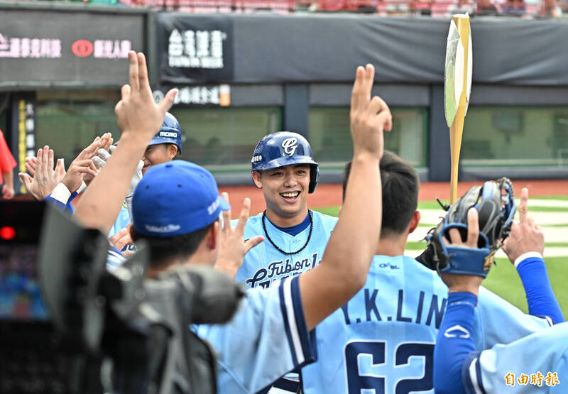 富邦悍將和味全龍各自以6勝5敗，並列下半季第一。（記者陳志曲攝）