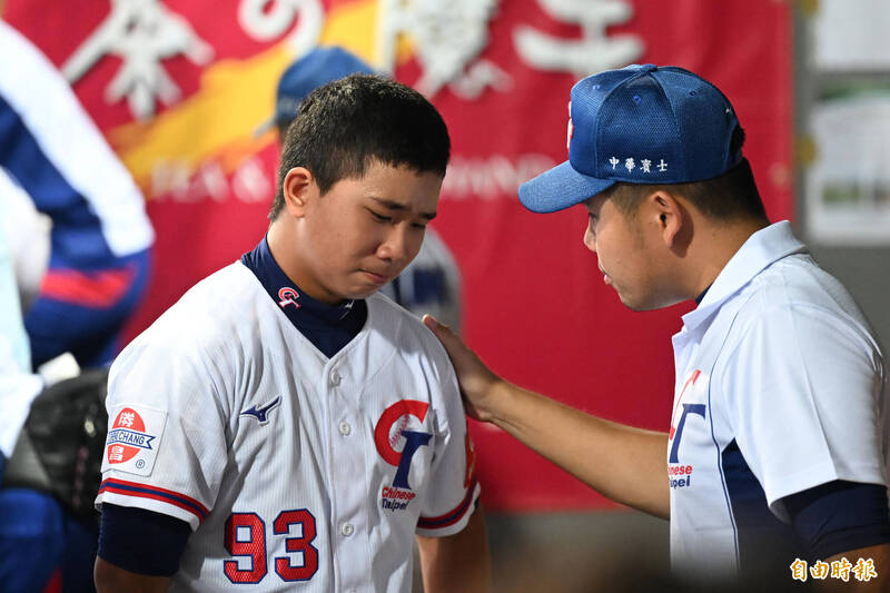 鐘定栩對自己的表現不理想難掩哭泣拭淚，教練給予打氣鼓勵。（記者李惠洲攝）