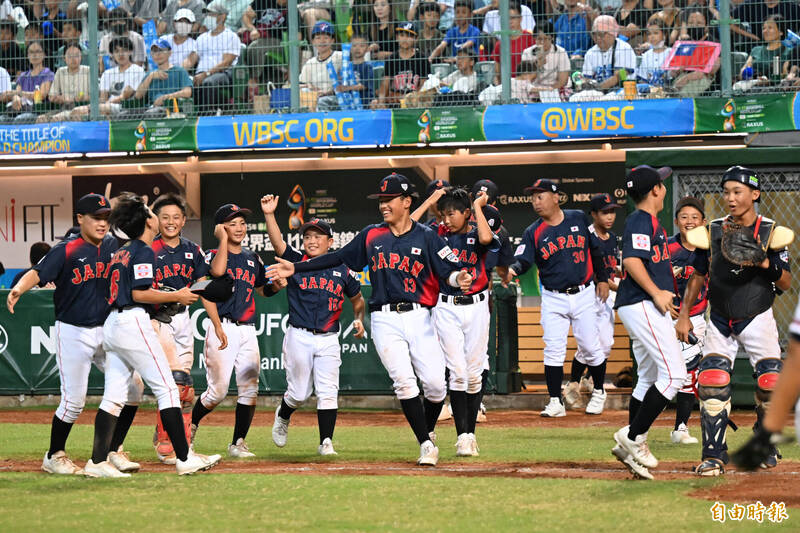 日本7：2擊敗台灣。（記者李惠洲攝）