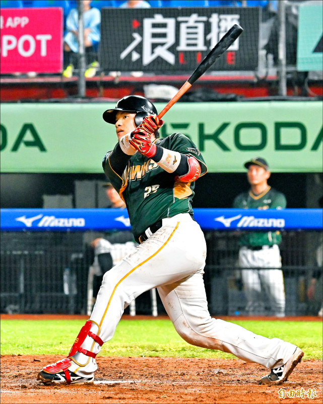 台鋼雄鷹張肇元單場雙響炮，打下4分點。（記者陳志曲攝）