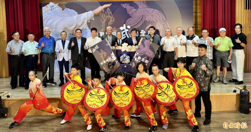 2025年武動全能體育嘉年華於9月20日在板橋第一運動場登場，主辦單位體育運動總會今舉行記者會，會長葉政彥攜手千萬YouTuber「奇軒Tricking」為活動揭開序幕，廣邀民眾屆時一同動起來。（記者林岳甫攝）