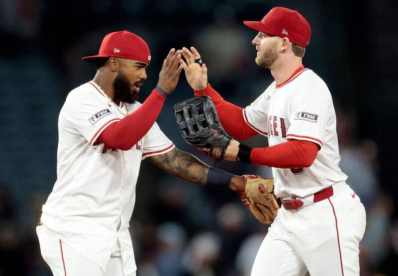 天使單局靠著沃德（右）與倫吉佛（左）接連開砲，幫助球隊收下勝利。（法新社）