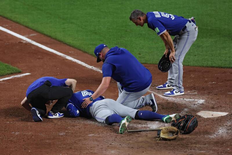 「春天哥」被頭部觸身球打到退場。（法新社）