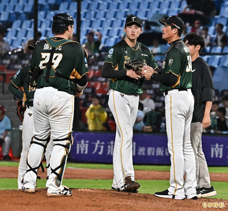 台鋼雄鷹先發投手黃子豪（中）亂流掉分。（資料照，記者陳志曲攝）