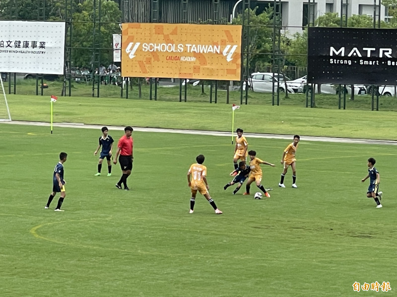 福爾摩沙國際7人制足球賽高雄開踢，吸引國際132支隊伍齊聚競技。（記者黃良傑攝）