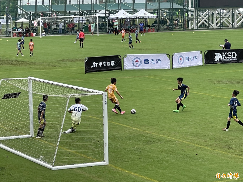 福爾摩沙國際7人制足球賽高雄開踢，多達132支隊伍參賽齊聚競技。（記者黃良傑攝）