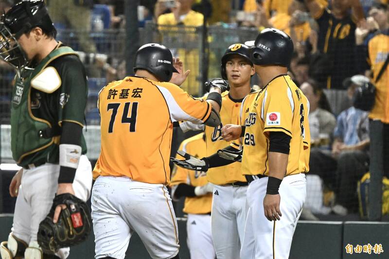 中信兄弟許基宏敲滿貫砲。（記者廖耀東攝）