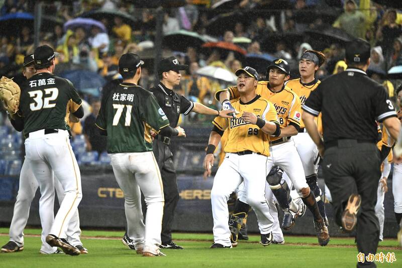 兩隊清空板凳。（記者廖耀東攝）