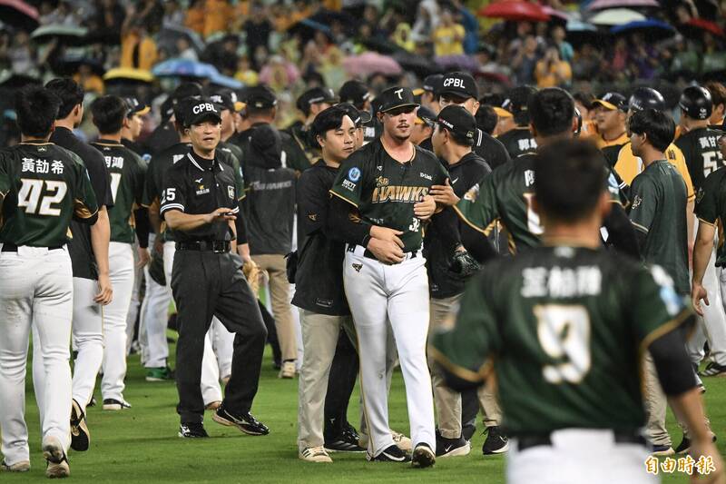 中信兄弟、台鋼雄鷹雙方板凳清空。（記者廖耀東攝）