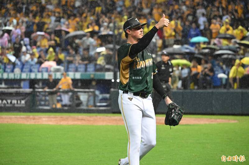 台鋼雄鷹洋投石萬金。（記者廖耀東攝）