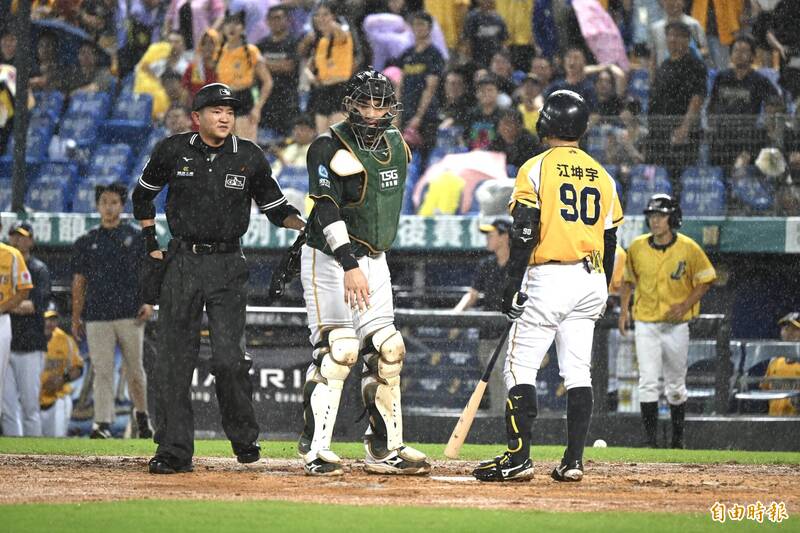 中信兄弟江坤宇挨觸身球。（記者廖耀東攝）