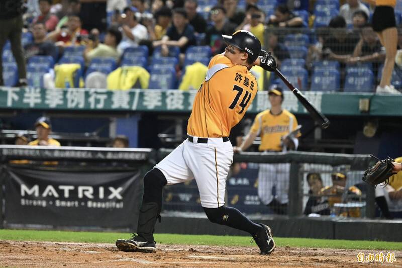 中信兄弟許基宏敲滿貫砲。（記者廖耀東攝）