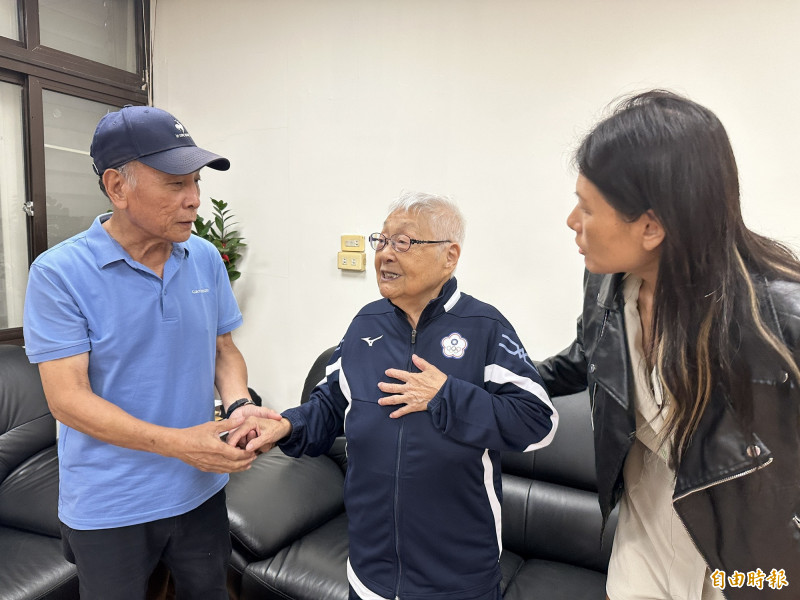 恆春鎮長尤史經為唐成瑤出賽送行。（記者蔡宗憲攝）