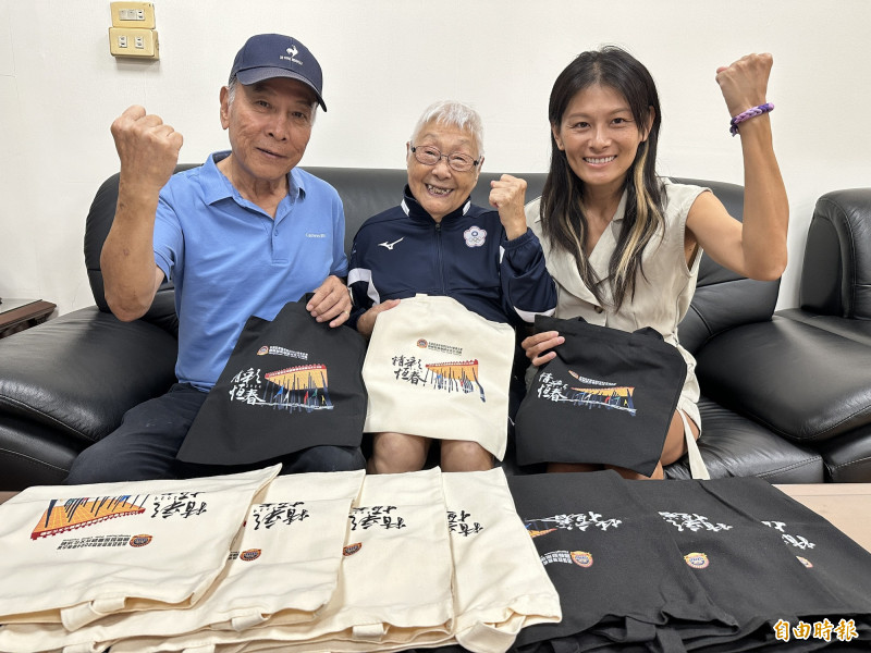 恆春鎮長尤史經親赴送行，贈送恆春特色紀念品讓她與各國交換。（記者蔡宗憲攝）