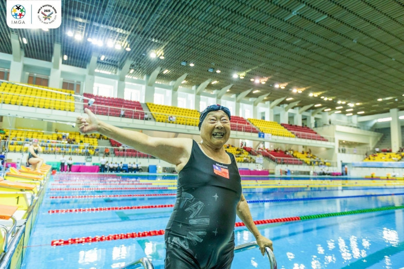 97歲唐奶奶再戰泳壇。（唐成瑤提供）