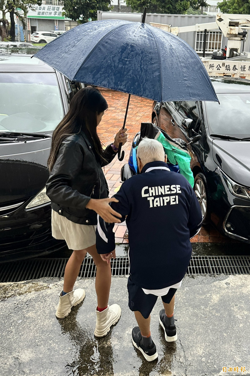 唐成瑤披上國家隊戰袍出發機場。（記者蔡宗憲攝）