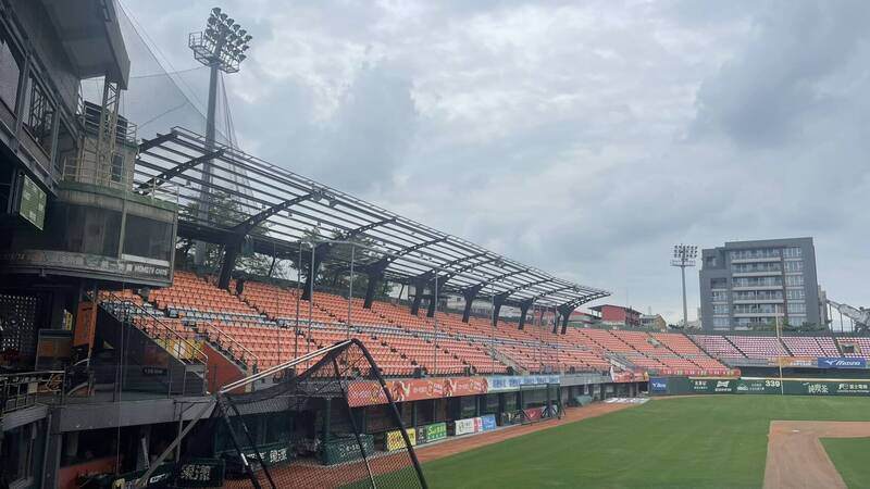 台南球場受到颱風影響受損。（統一獅提供）