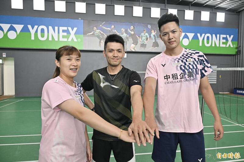 世大運混雙金牌楊筑云（左一）、吳軒毅（一），與教練黃博翊合影。（記者塗建榮攝）