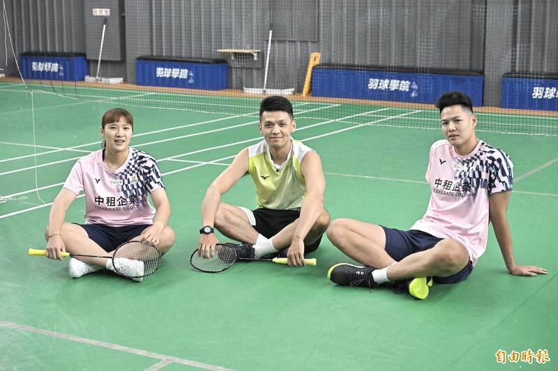 世大運混雙金牌楊筑云（左一）、吳軒毅（一），與教練黃博翊合影。（記者塗建榮攝）