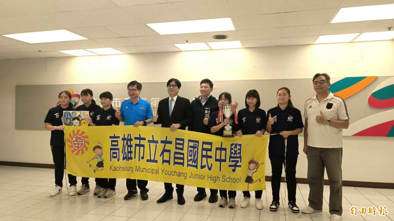 右昌國中女足隊於113學年度全國五人制足球聯賽勇奪冠軍。（記者葛祐豪攝）