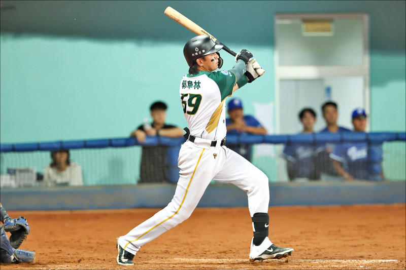 郭阜林敲回關鍵2分打點，達成生涯500安，幫助台鋼獲勝。（台鋼雄鷹提供）