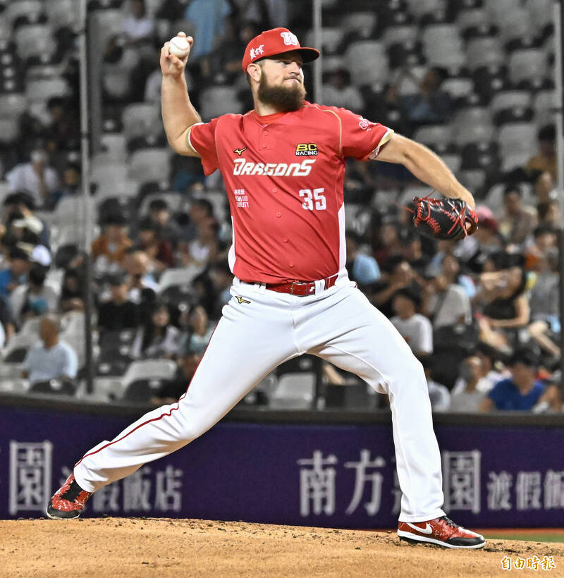 味全龍先發投手艾璞樂。（記者陳志曲攝）