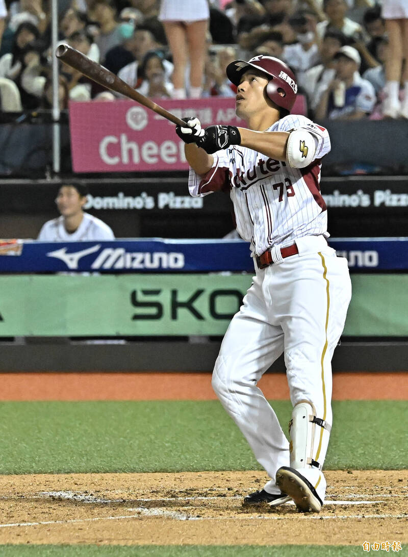 樂天桃猿林智平上場代打，敲出三分全壘打追平比分。（記者陳志曲攝）