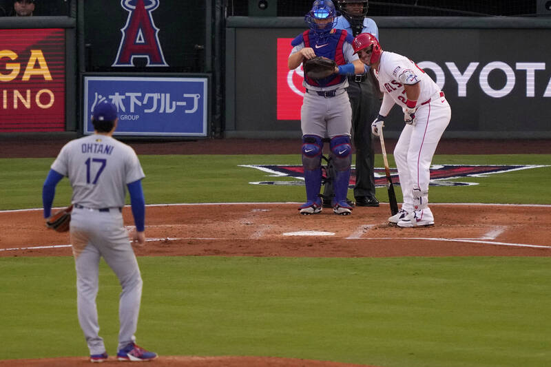 道奇日本巨星大谷翔平對決天使球星楚奧特。（美聯社）