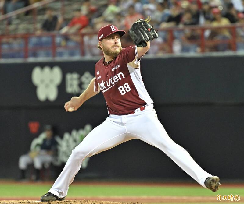 樂天桃猿洋投波賽樂。（記者塗建榮攝）
