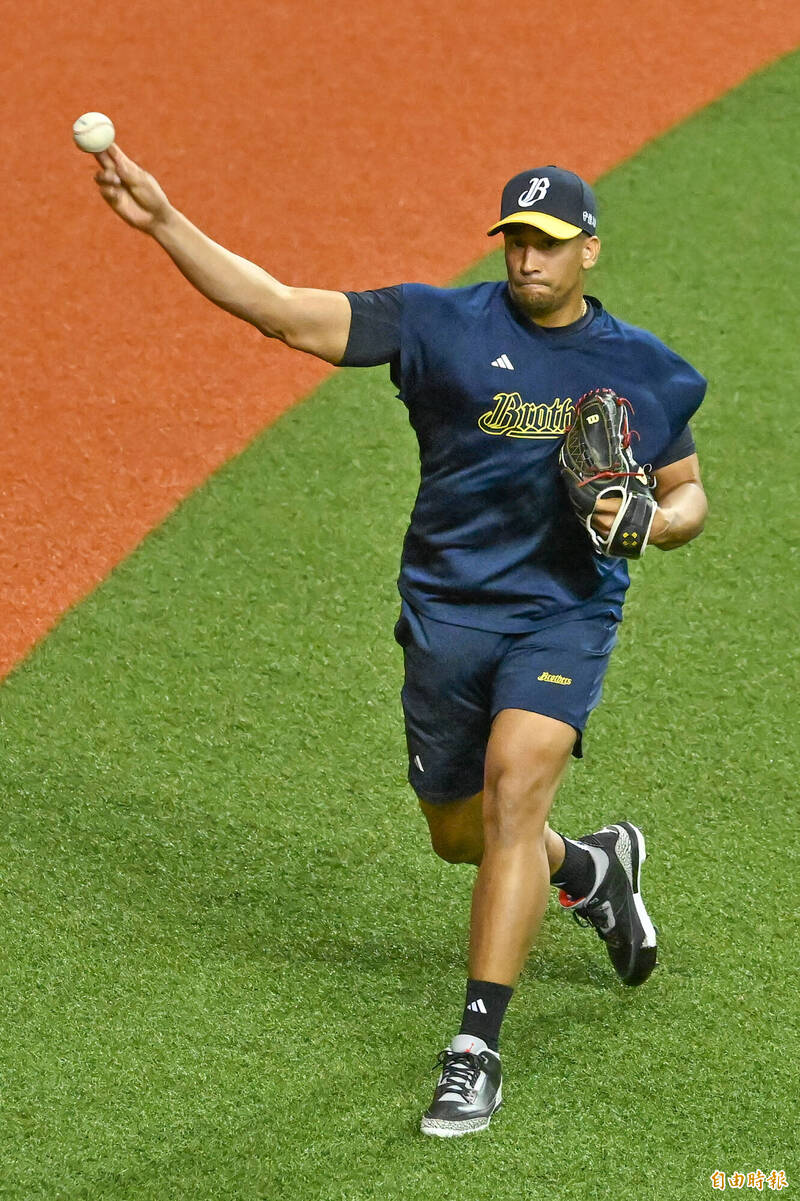 中信兄弟新洋投柯威士。（記者陳志曲攝）