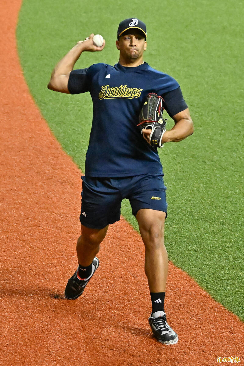 中信兄弟新洋投柯威士。（記者陳志曲攝）