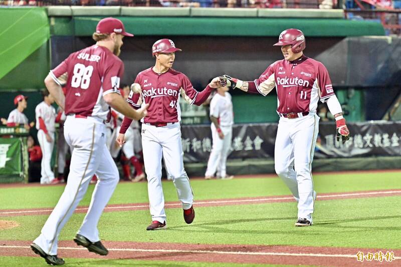 樂天老將林泓育（右）。（記者塗建榮攝）