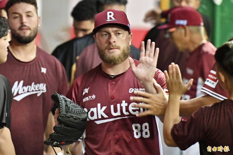 樂天桃猿洋投波賽樂。（記者塗建榮攝）