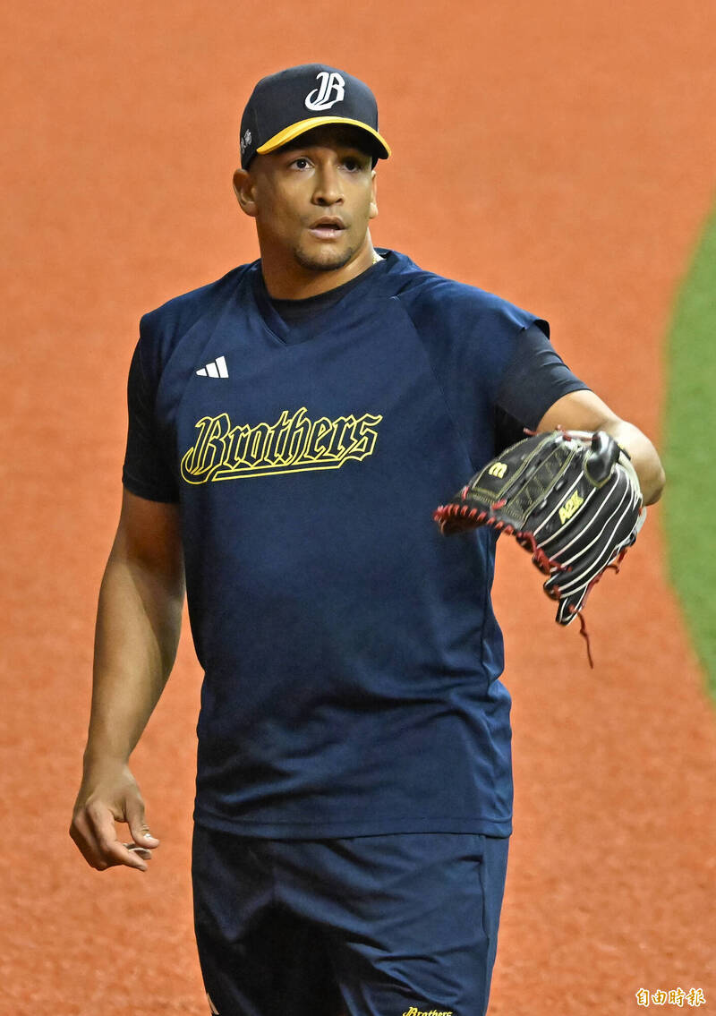 中信兄弟新洋投柯威士。（記者陳志曲攝）