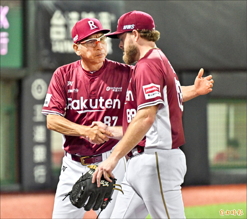 猿隊波賽樂（右）先發好投退場，教頭古久保健二上前給予肯定。（記者塗建榮攝）