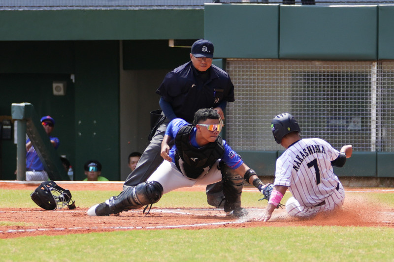 菲律賓隊外野回傳頗具準度，但未能讓日本隊跑者出局。（大會提供）