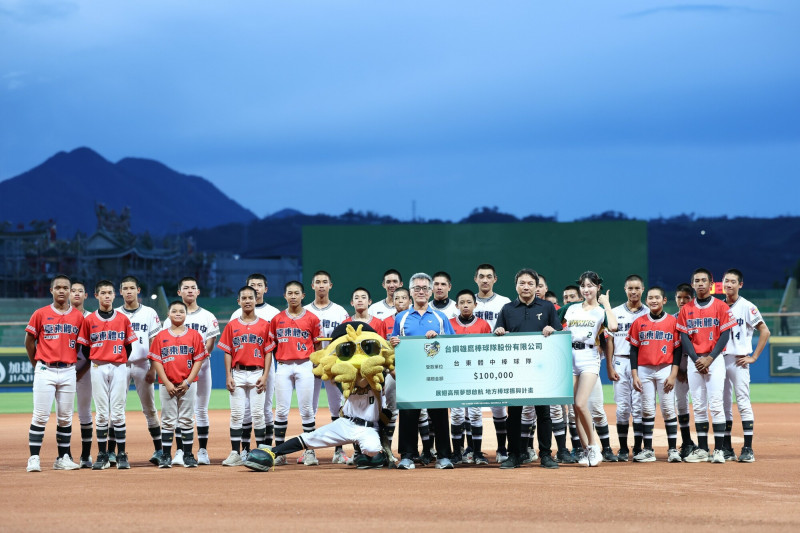 台東體中棒球隊練習場地更嚴重受損，台鋼雄鷹今在台東主場賽事開打前特別進行捐贈儀式，邀請台東體中校長陳明志及棒球隊球員到場。（台鋼雄鷹提供）