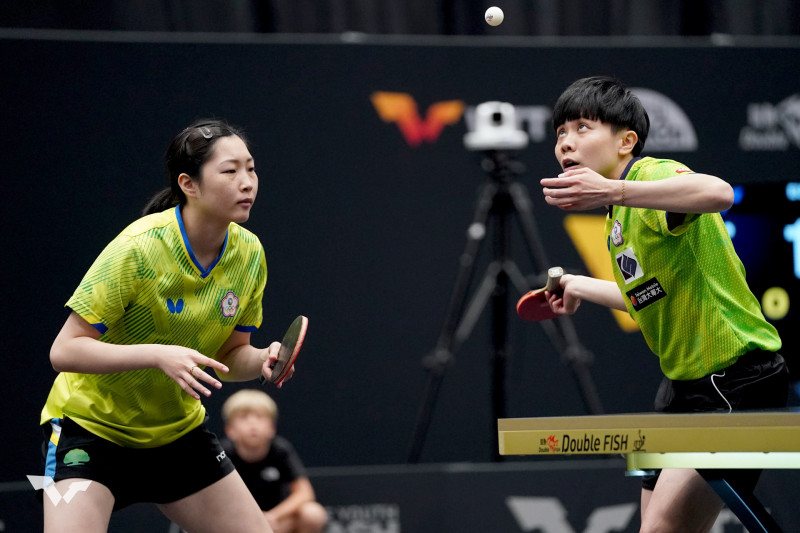 鄭怡靜（右）、簡彤娟在女雙8強戰不敵南韓組合，無緣4強。（取自WTT官網）