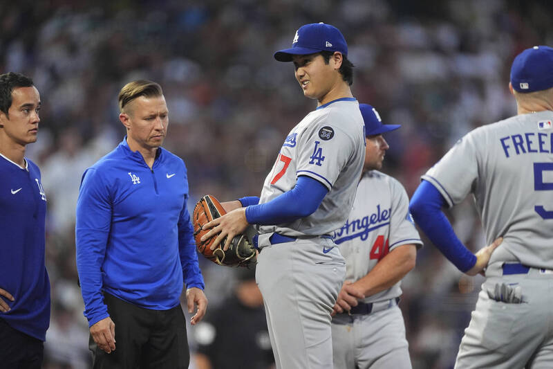 大谷翔平被強襲球打中。（美聯社）