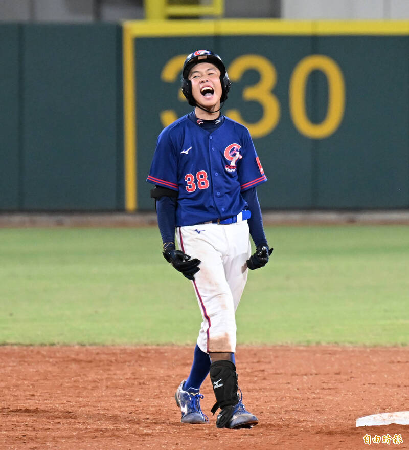 台灣隊柯邵捷二壘安打，敲出2分打點。（記者李惠洲攝）