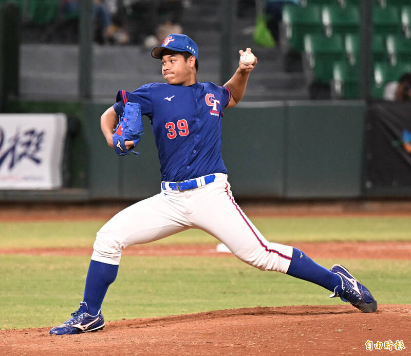 台灣隊先發投手胡冠威。（記者李惠洲攝）