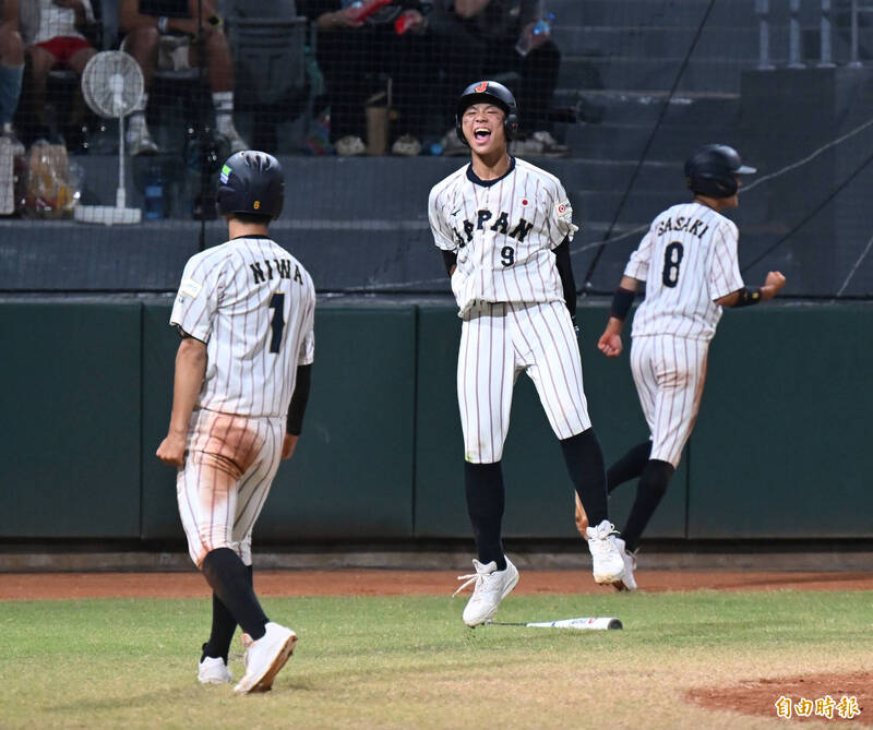 日本隊4局下追平比分。（記者李惠洲攝）