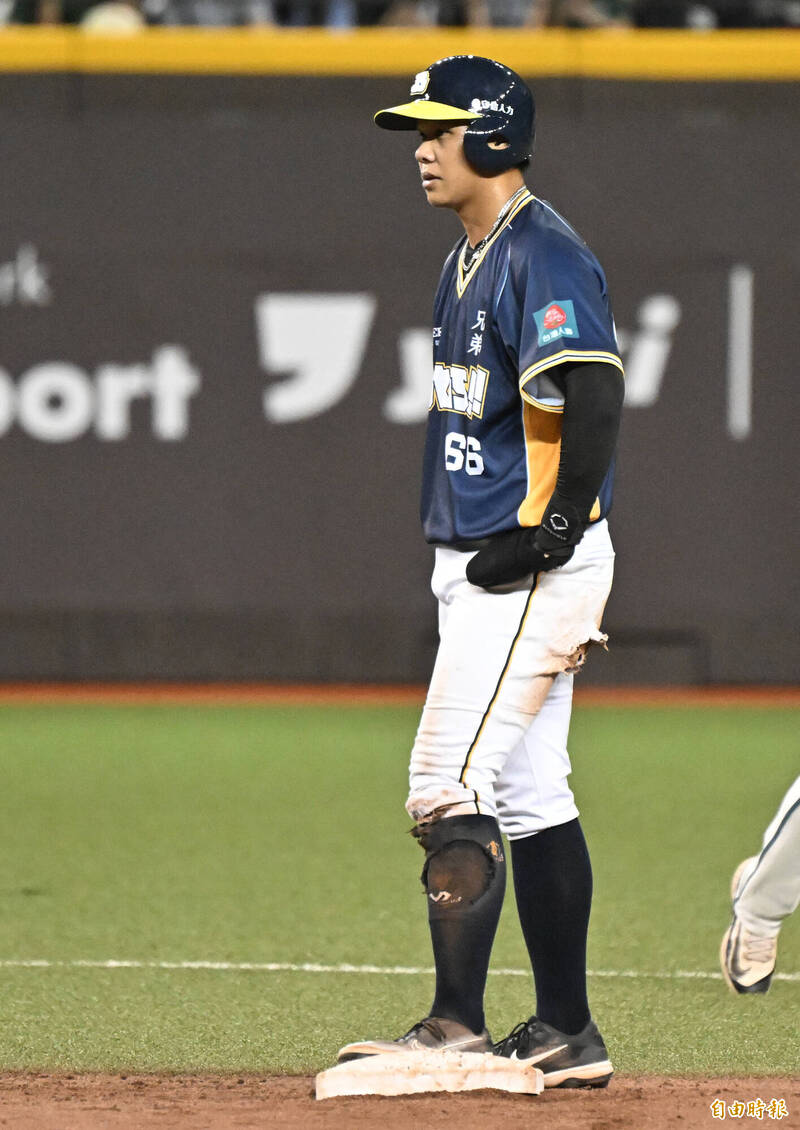 黃韋盛盜壘成功。（記者林正堃攝）