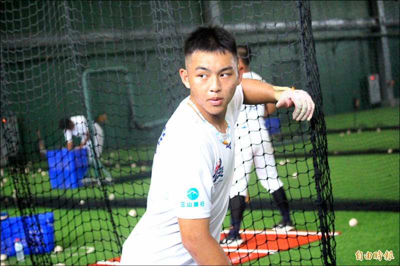 味全龍第2輪指名吳承皓擔任4棒守二壘。（記者羅志朋攝）