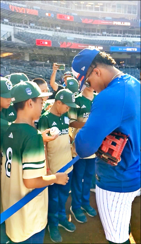 大都會球星索托（右）熱情接待台灣小將。（取自網路）