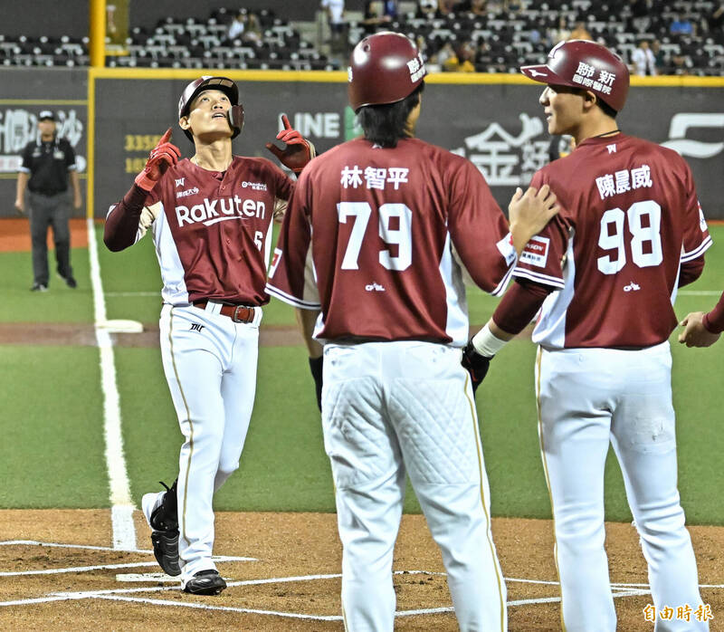 林承飛（左）敲出三分全壘打。（記者陳志曲攝）