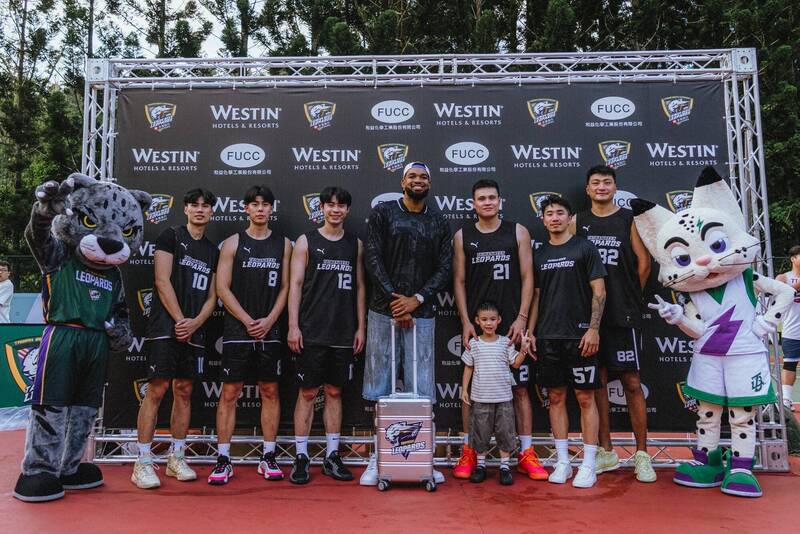 湯斯出席3對3賽事閉幕式。（台啤雲豹提供）