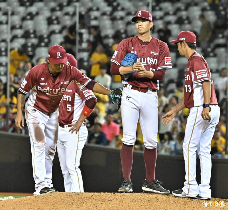 黃子鵬（中）亂流退場。（記者陳志曲攝）