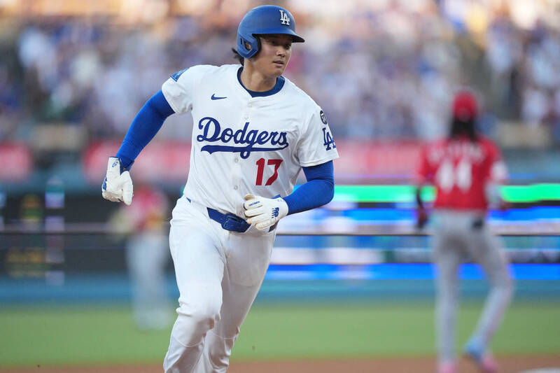 大谷翔平敲安後跑回追平分。（路透）