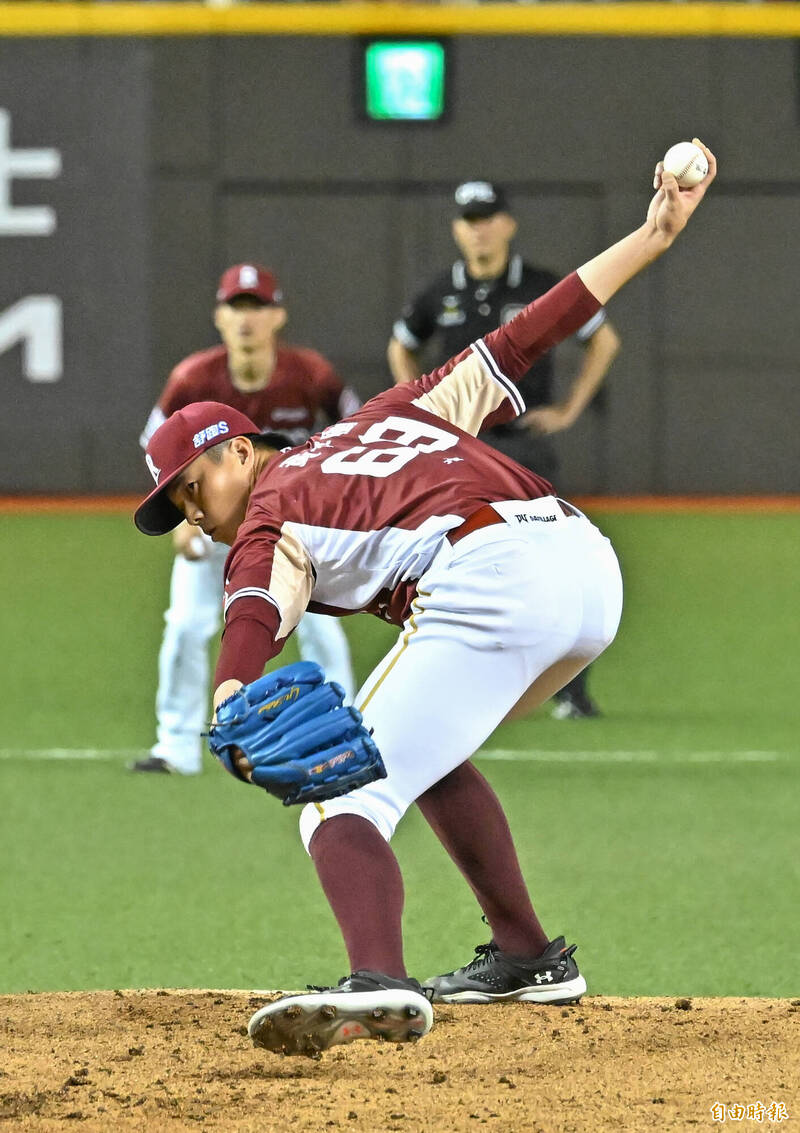 樂天桃猿先發投手黃子鵬。（記者陳志曲攝）